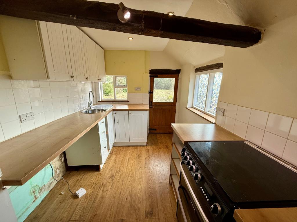 Lot: 20 - ATTACHED PERIOD COTTAGE WITH PLANNING - Kitchen with access to garden